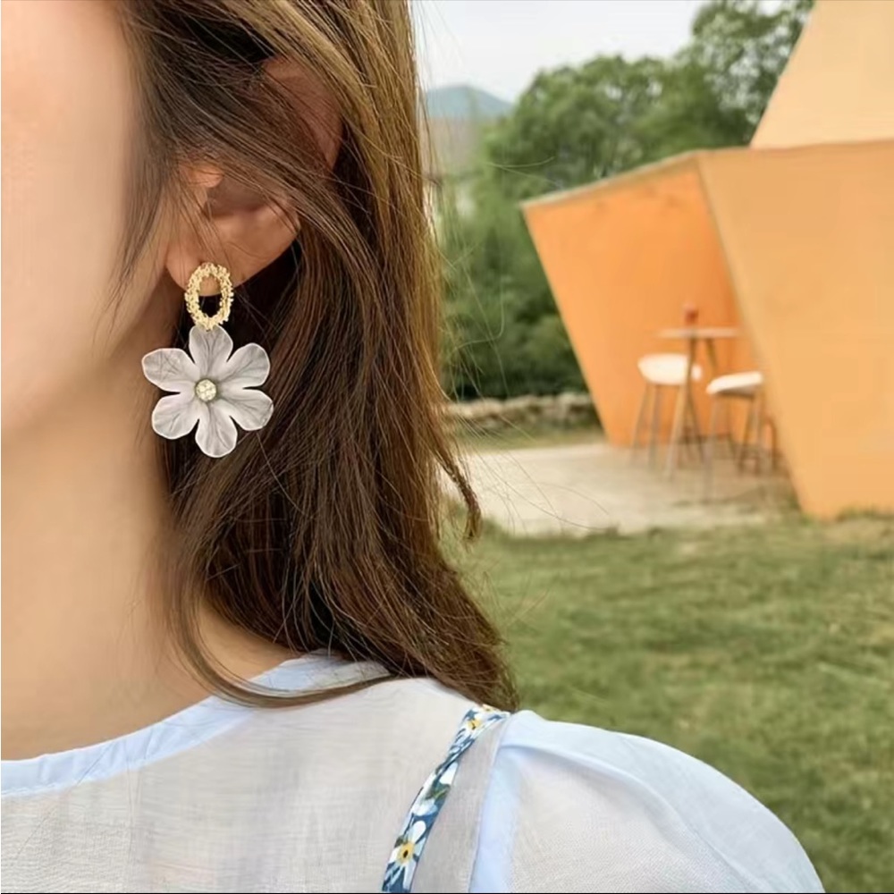 1pair White Translucent Acrylic Flower Stud Earrings
*Faux Fashion Jewelry